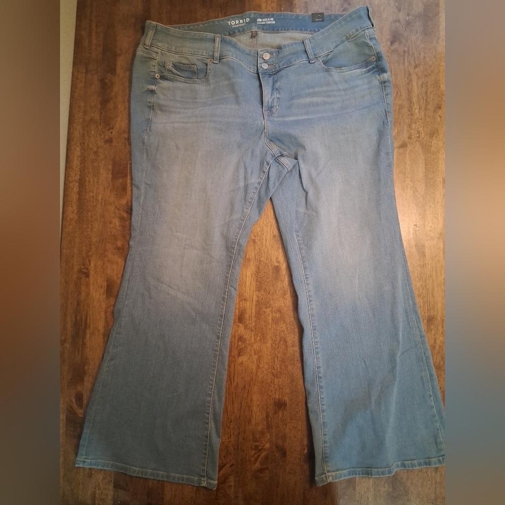 Torrid NWT Low-Rise Flare Vintage Stretch Light Wash 22R